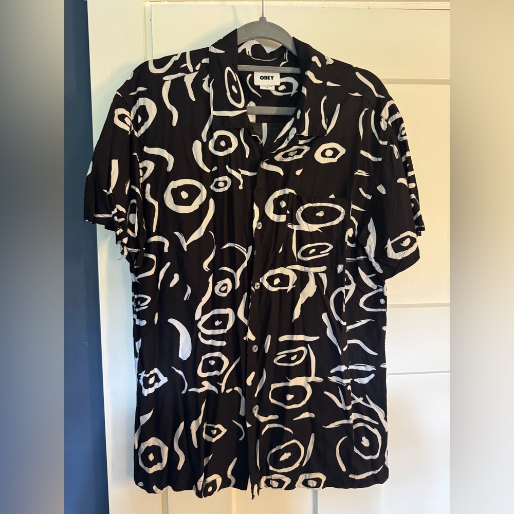 🖤 OBEY Abstract Eye Button-Up – Size M – Artsy, Comfy, and Street-Ready 🎨